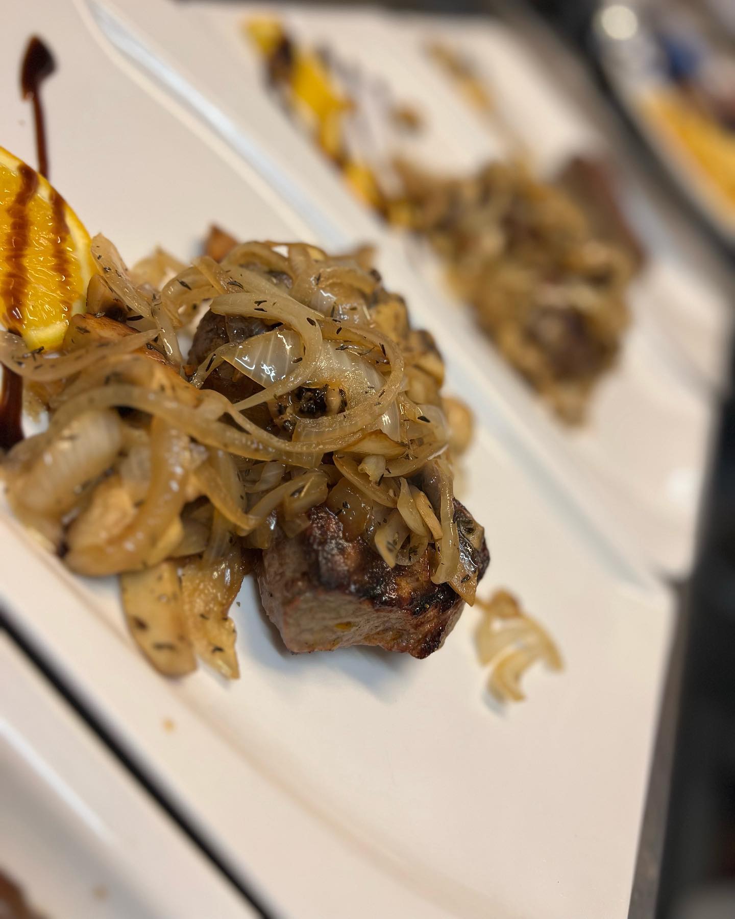 Schweinefilet mit Röstzwiebeln, Orange und Balsamico