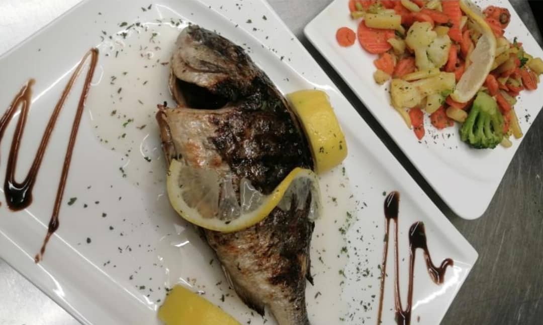 Gegrillte Dorade mit Gemüsebeilage