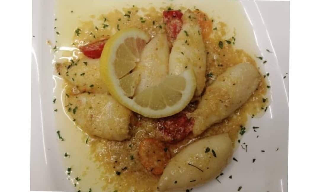 Fischfilet in Zitronenbuttersauce mit Garnelen