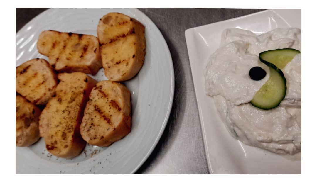Gegrilltes Brot mit Tzatziki