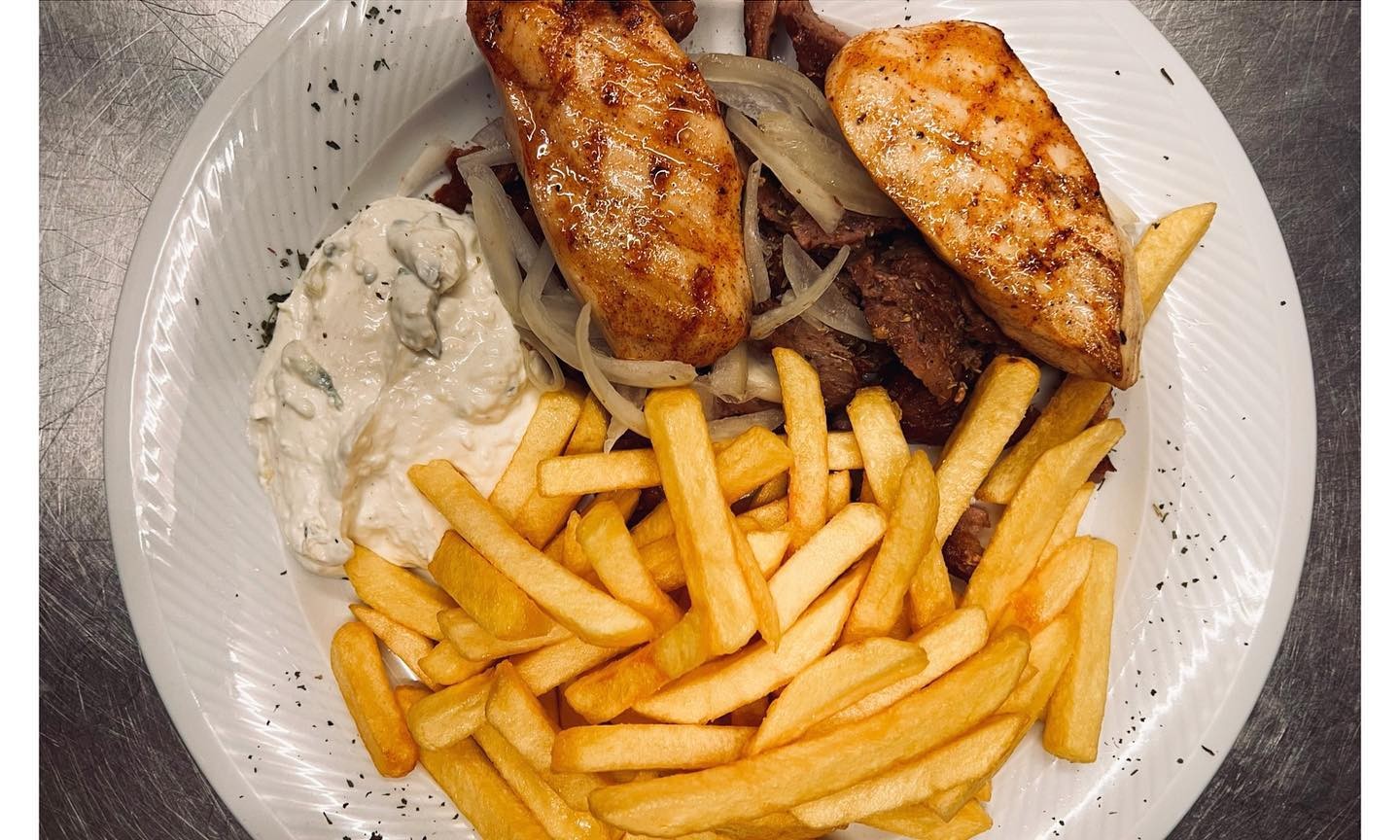 Hähnchenbrust und Gyros mit Pommes und Tzatziki