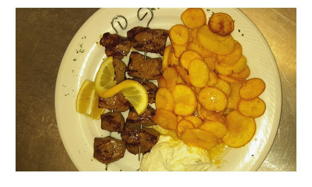 Souvlaki-Spieße mit Bratkartoffeln und Tzatziki