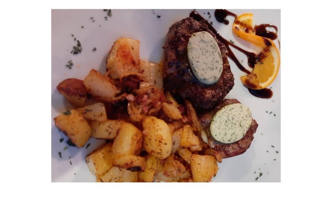 Steak mit Kräuterbutter und Bratkartoffeln