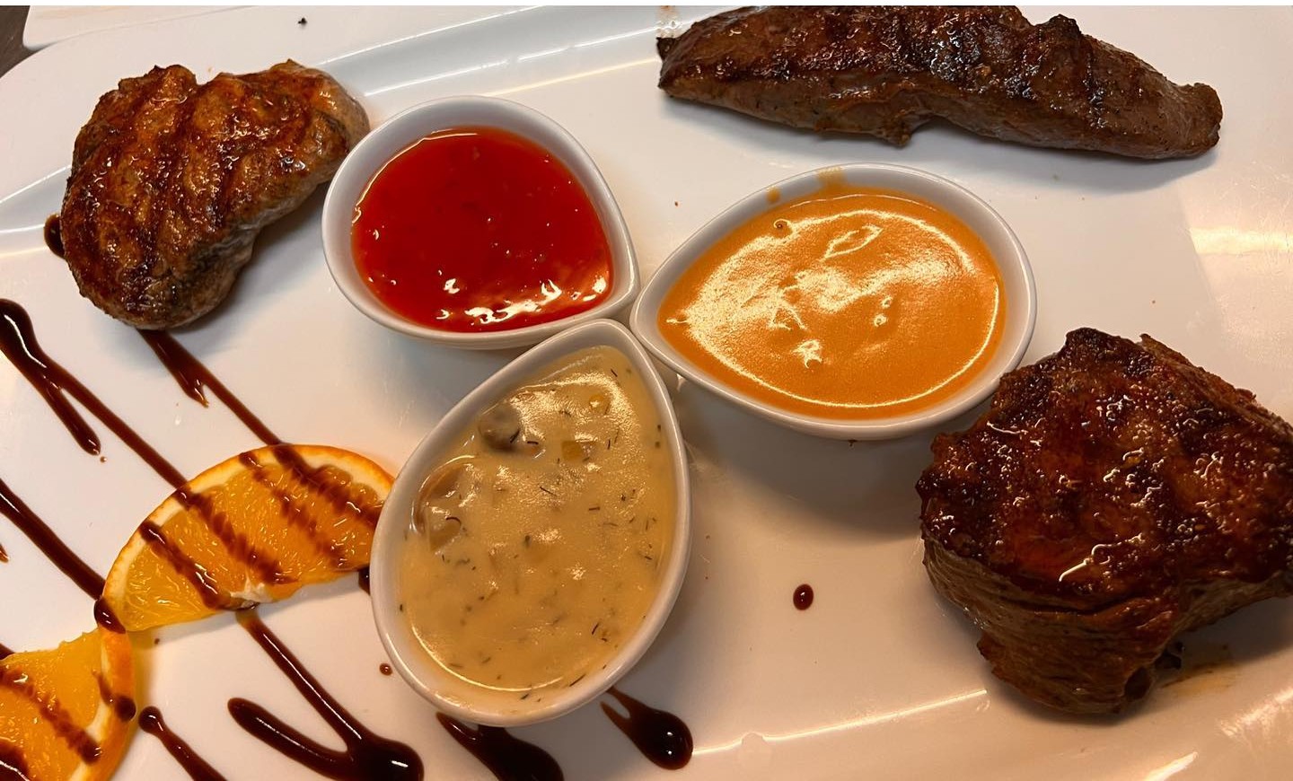 El Greco Teller mit Rumpsteak, Schweinefilet und Schweinespieß, mit Metaxa flambiert