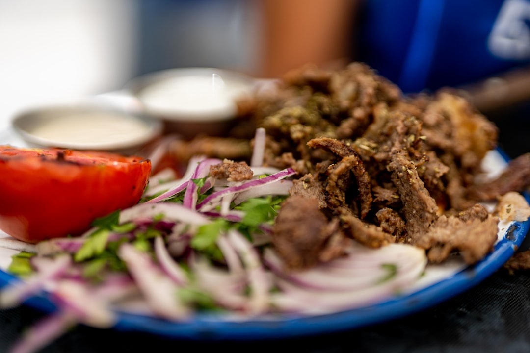 Gyrospfännchen mit Tzatziki und Fleisch
