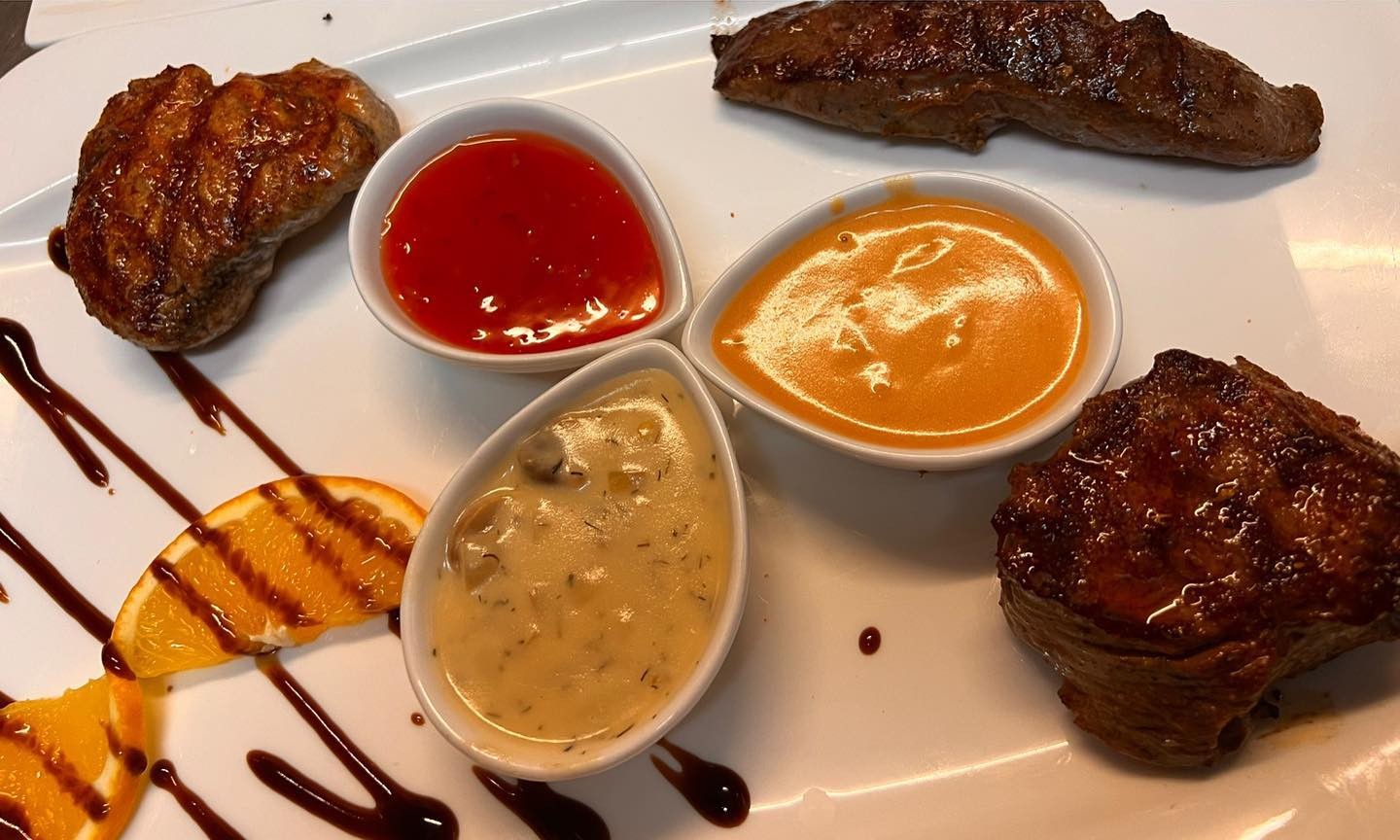 Filetstücke vom Grill mit Pfeffersauce, Knoblauchsauce und Tomatensauce