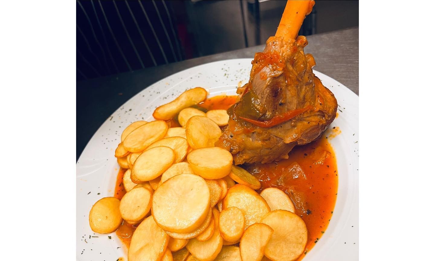 Geschmorte Lammhaxe in Tomatensauce mit Bratkartoffeln