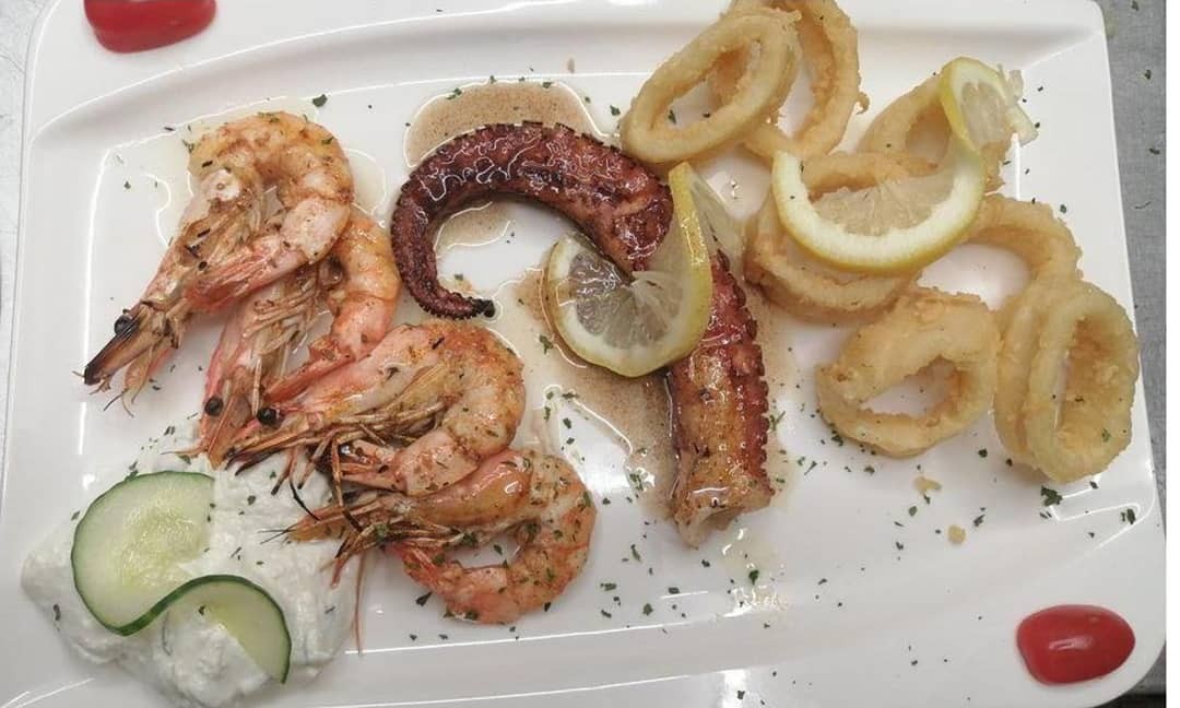 Gegrillte Garnelen, Oktopus und knusprige Calamari mit Zitrone