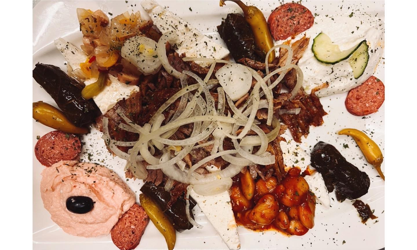 Große Vorspeisenplatte mit Schafskäse, Dolmadakia, Bohnen und Loukaniko