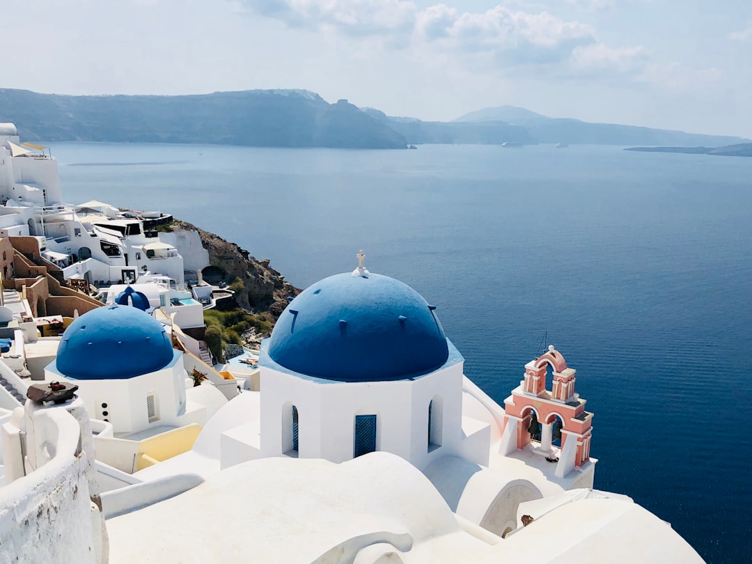 Blaue Kirchenkuppeln über der Ägäis in Santorini