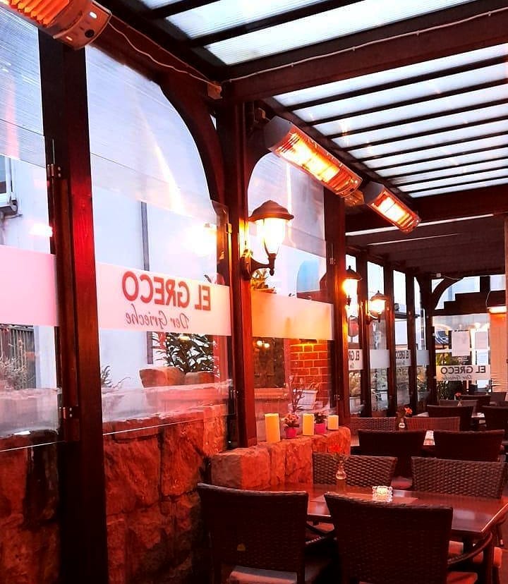 Gemütliche Terrasse bei Tolis am Abend, warmes Licht